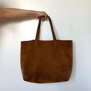 CUYANA STRUCTURED TOTE BAG IN BROWN SUEDE